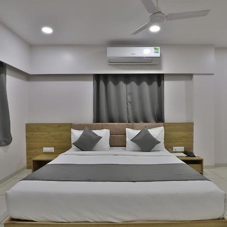 Hotel Monville Group Vadodara Extérieur photo