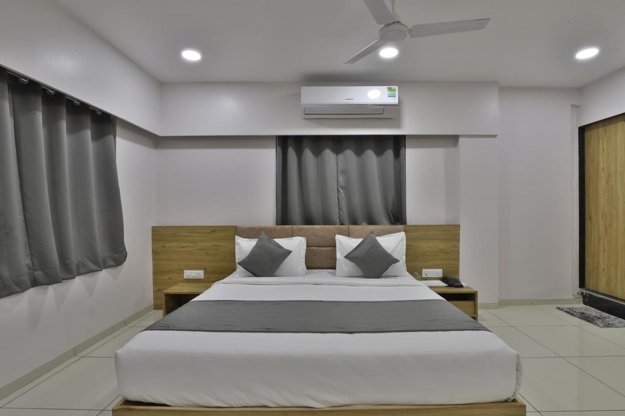 Hotel Monville Group Vadodara Extérieur photo