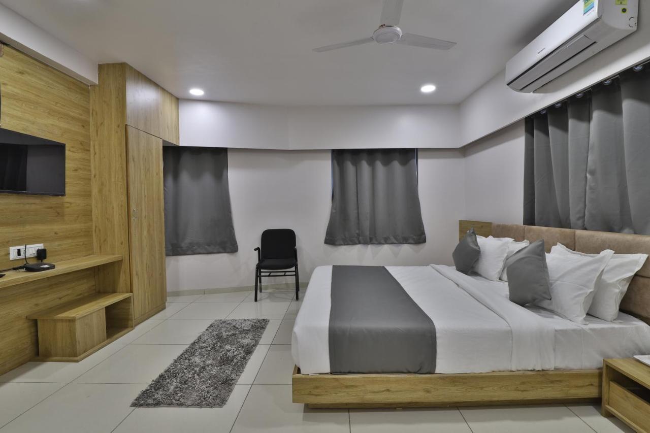 Hotel Monville Group Vadodara Extérieur photo