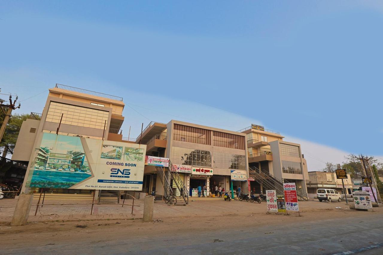 Hotel Monville Group Vadodara Extérieur photo