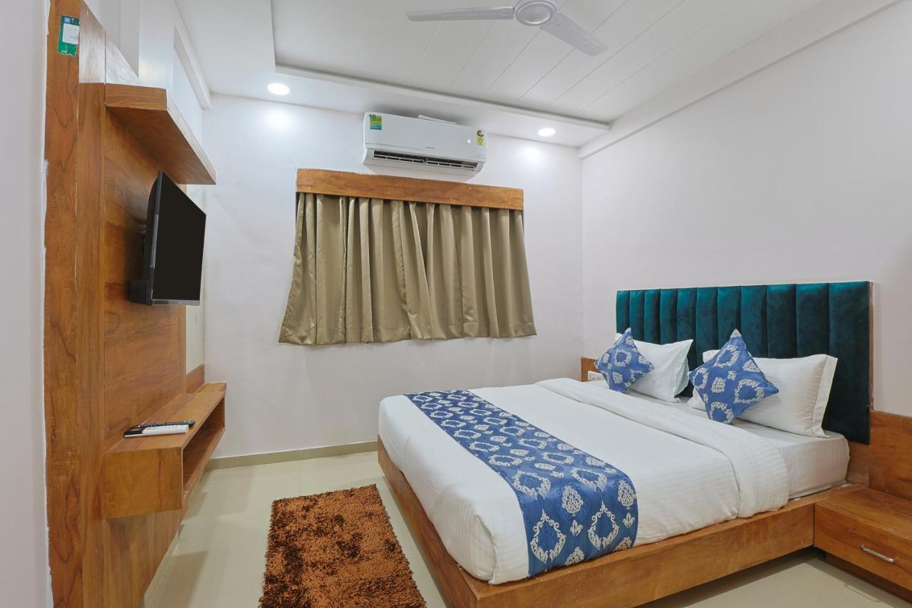 Hotel Monville Group Vadodara Extérieur photo