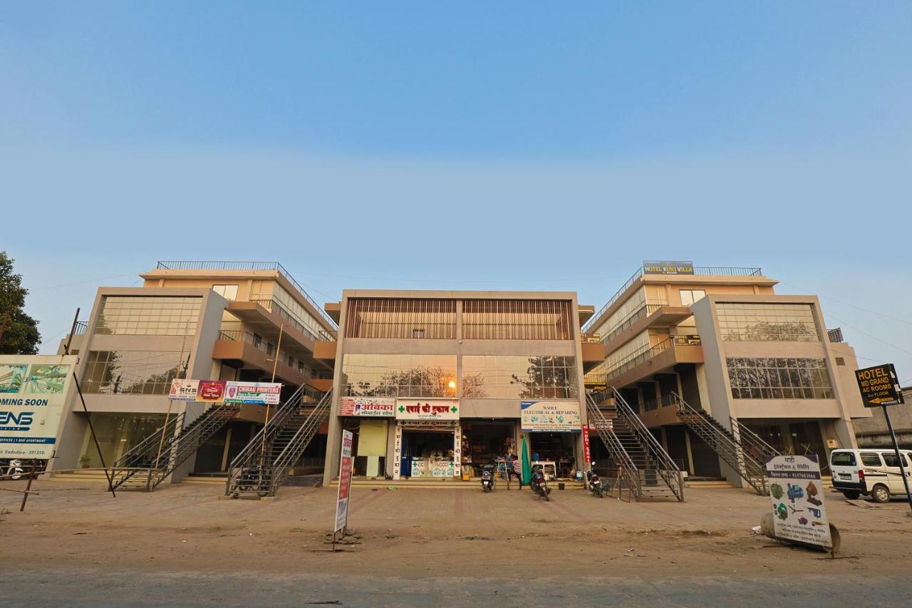 Hotel Monville Group Vadodara Extérieur photo