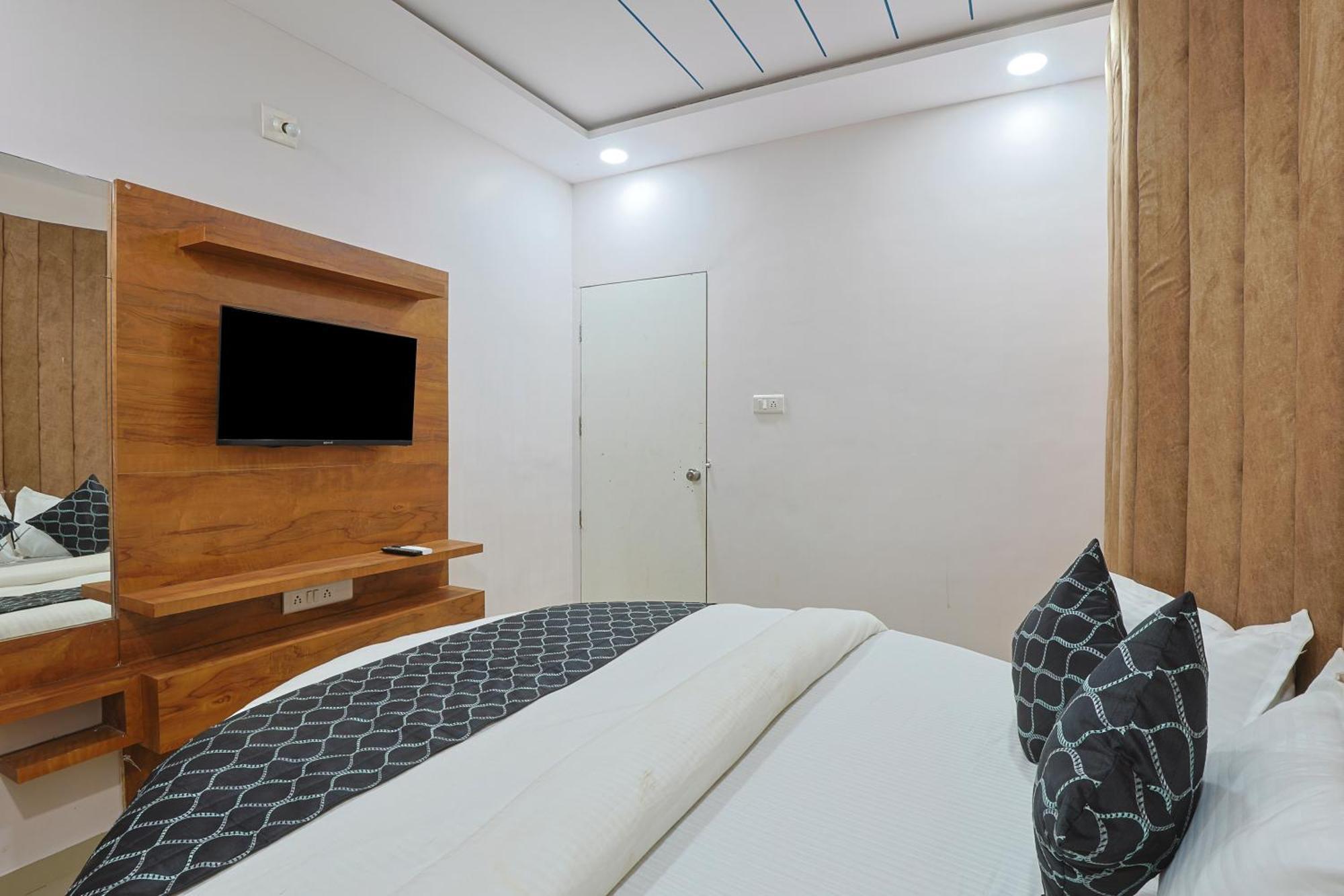 Hotel Monville Group Vadodara Extérieur photo