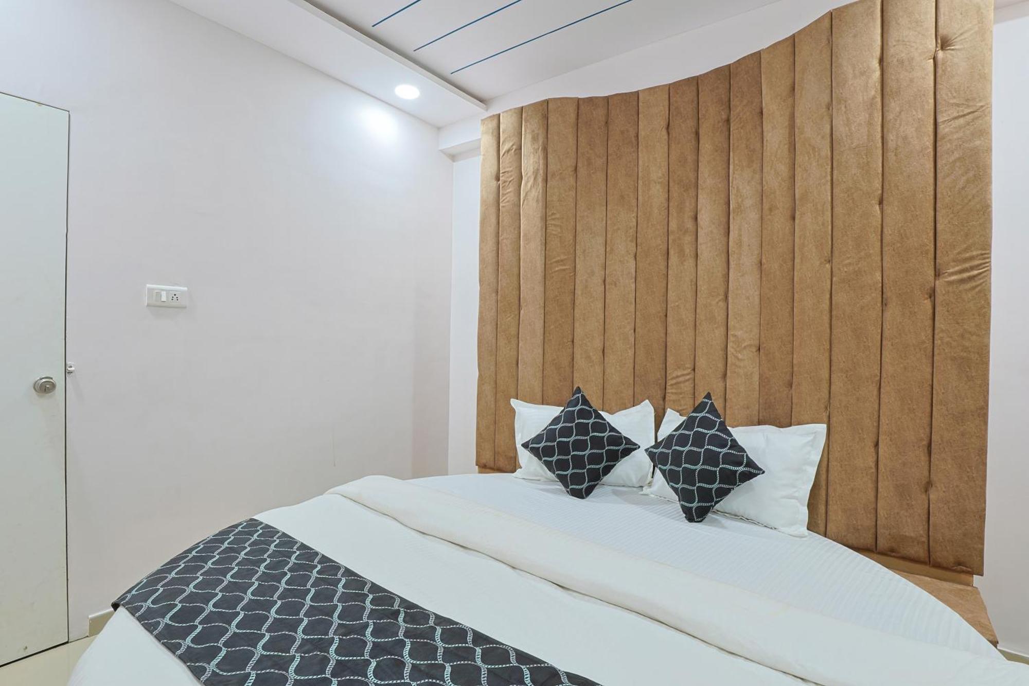 Hotel Monville Group Vadodara Extérieur photo